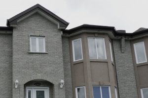 [fr]Les fenêtres d'une maison sous un ciel nuageux.[/fr] [en]The windows of a house under cloudy skies.[/en]